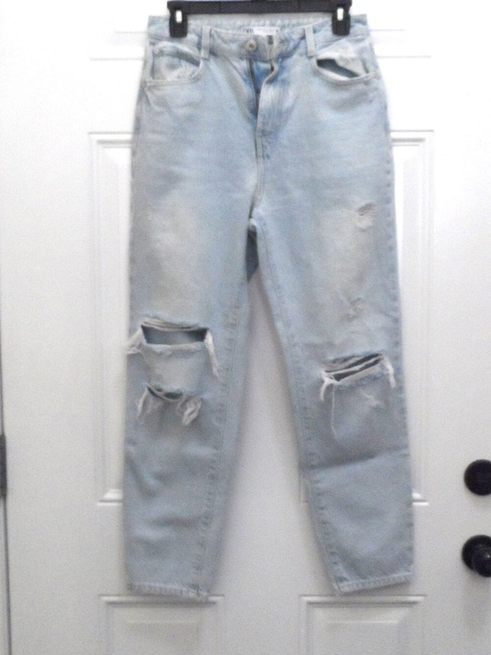 Zara- light-wash distressed jeans sz 4